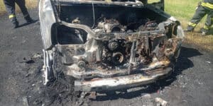 V Malých Karlovicích shořel osobní automobil, ke zranění osob nedošlo