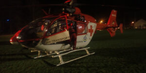 Při požáru v rodinném domě v Poteči se zranily tři osoby, pro popálenou ženu přiletěl vrtulník