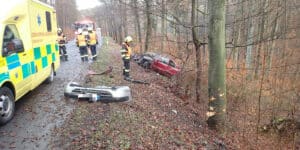 Řidič havaroval u Bohuslavic u Zlína, vyjel z komunikace a narazil do stromu