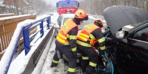 Předlékařskou péči poskytovali hasiči osobám po nehodě u obce Lužná, střetly se dva osobní automobily