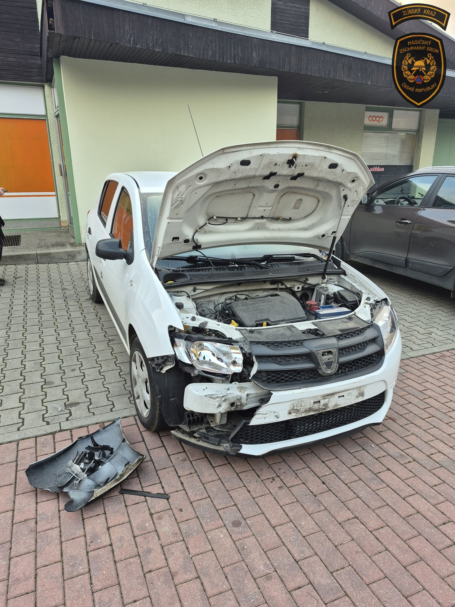 Osobní automobil po nehodě s kamionem.