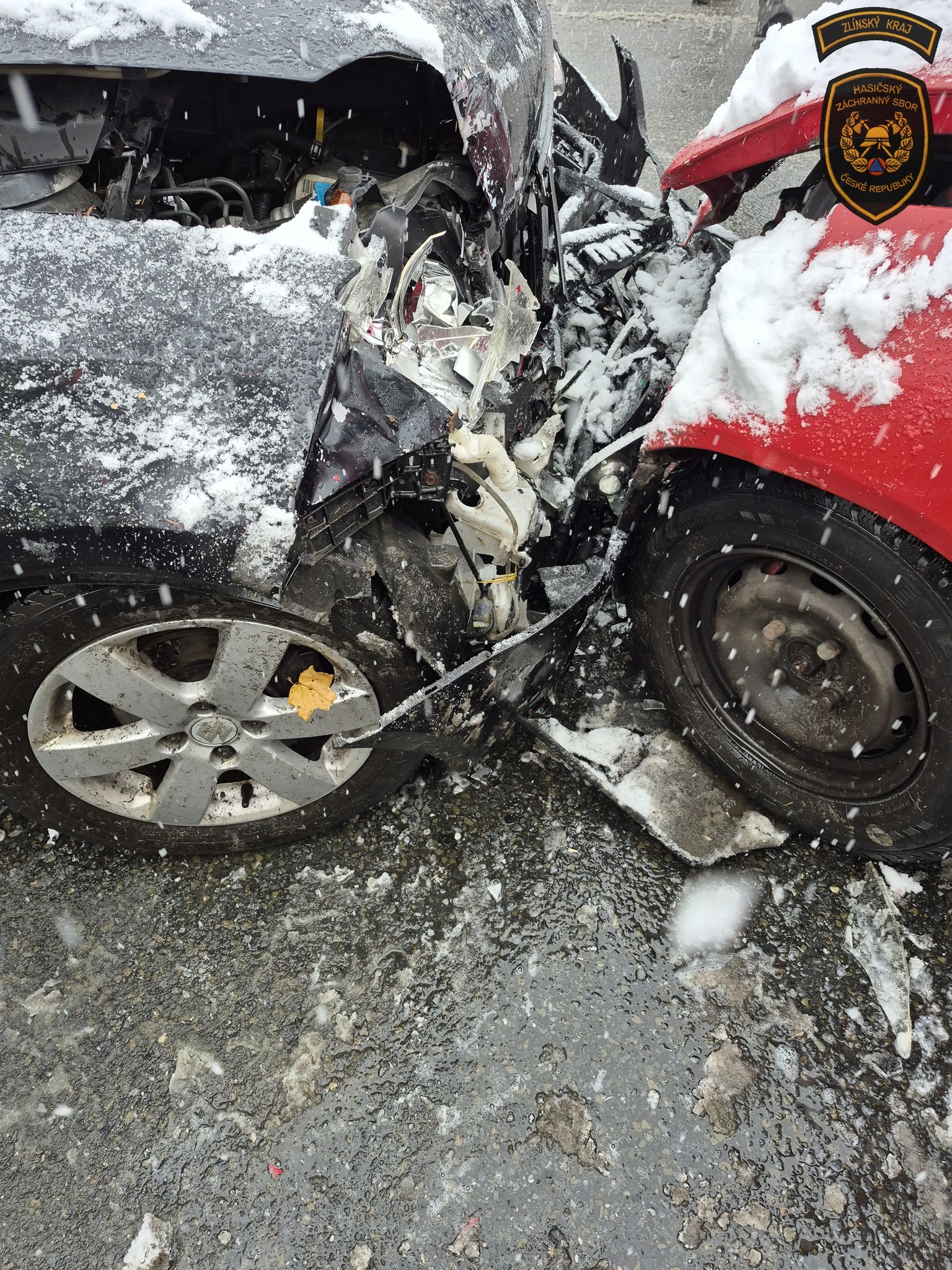 Střet dvou automobilu v obci Zašová na Vsetínsku.