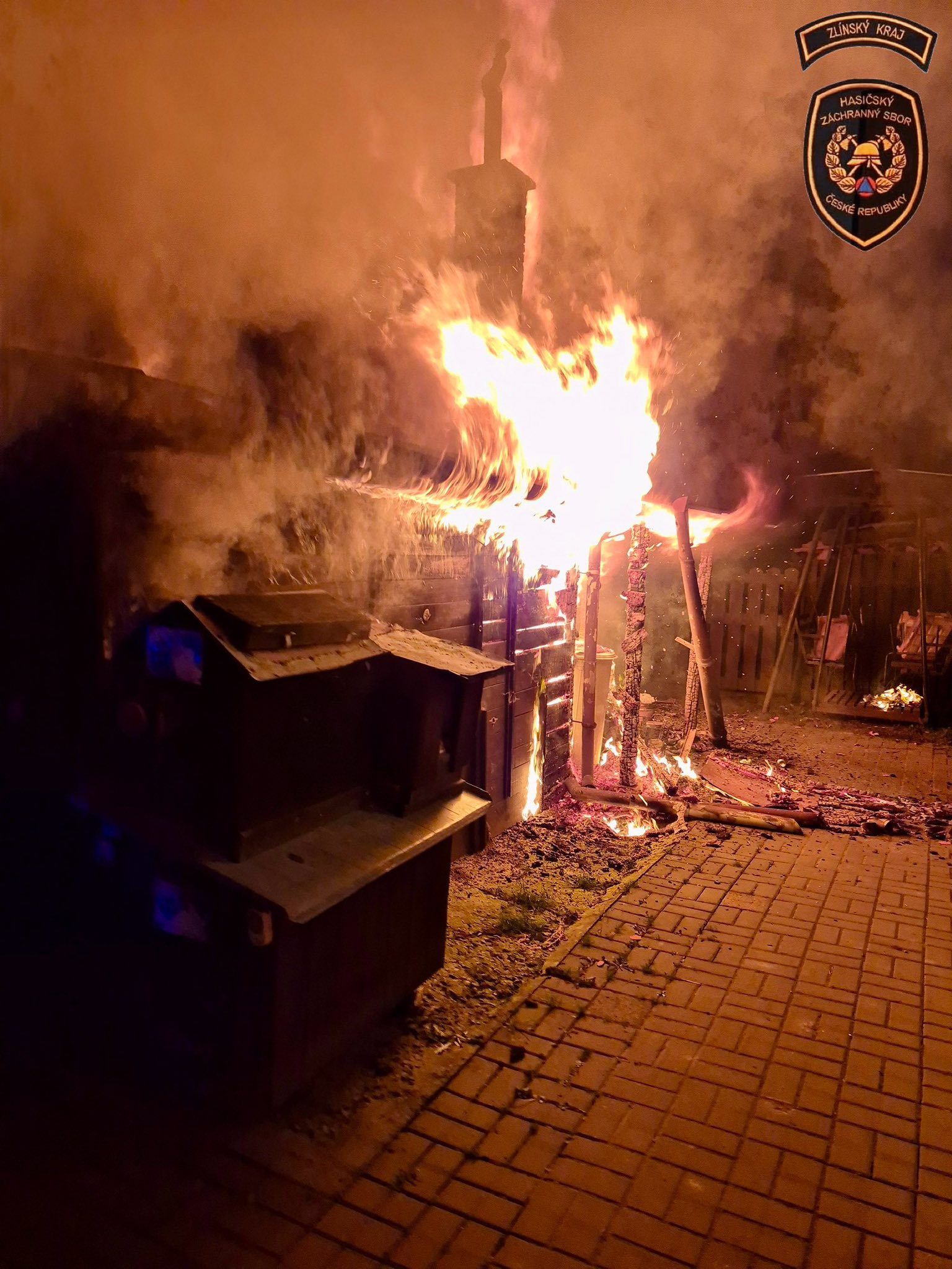 Požár v Brumově-Bylnici, kde začala hořet garáž s přístavkem.