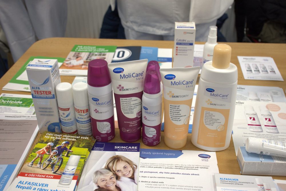 Ve Vsetínské nemocnici proběhla preventivní akce věnovaná hojení ran a prevenci dekubitů.