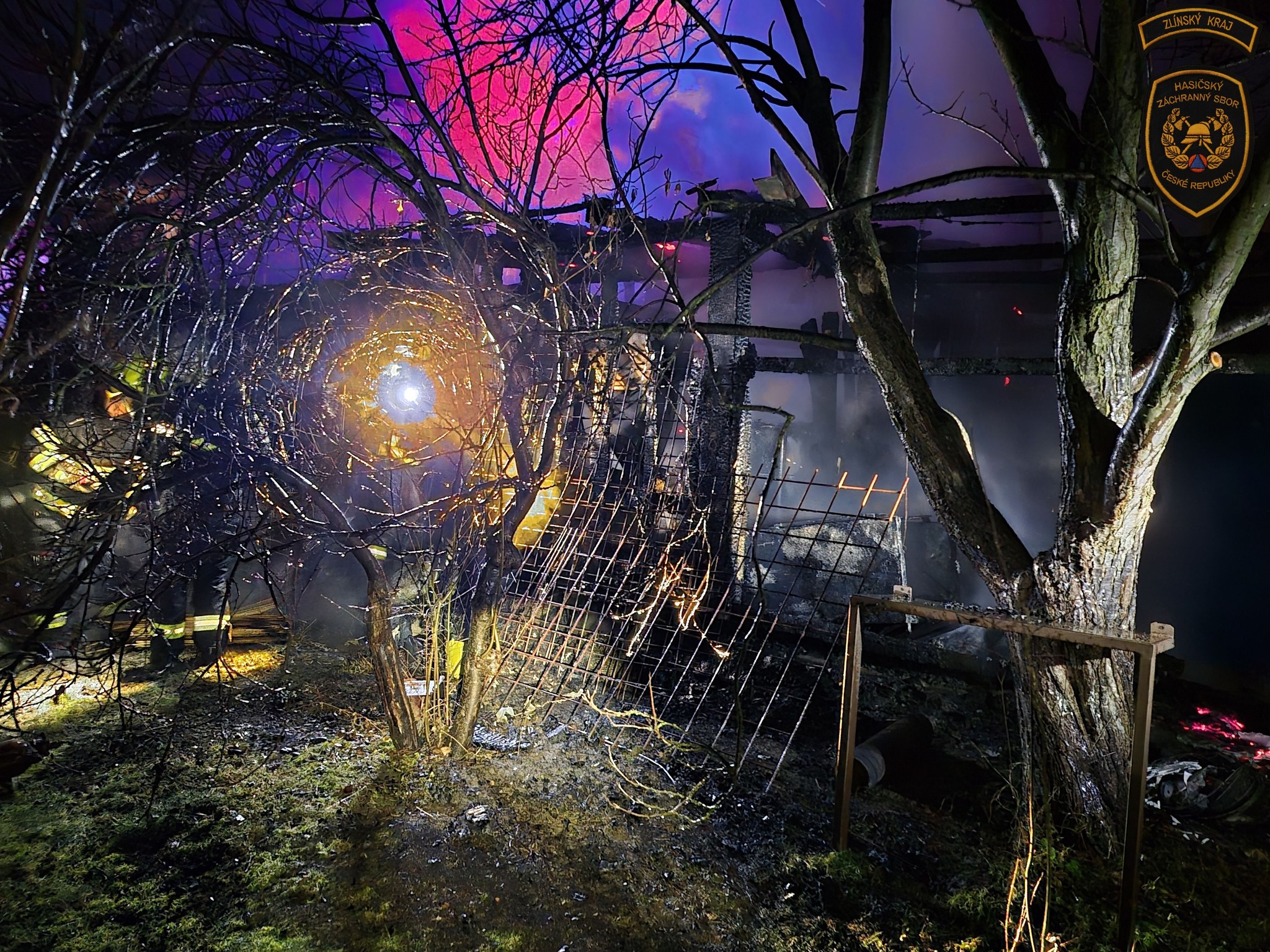 Sobotní ráno v Hutisku-Solanci narušil požár altánu a přístřešků u rodinného domu.