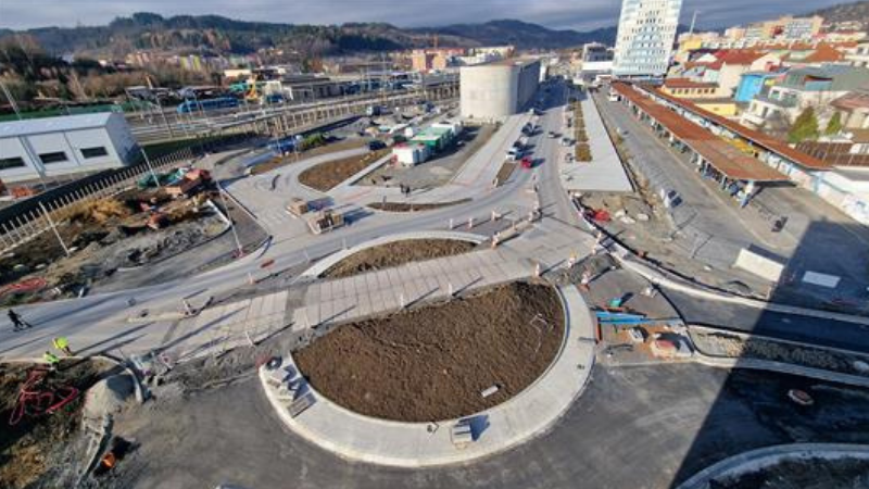 Nová okružní křižovatka u nemocnice ve Vsetíně