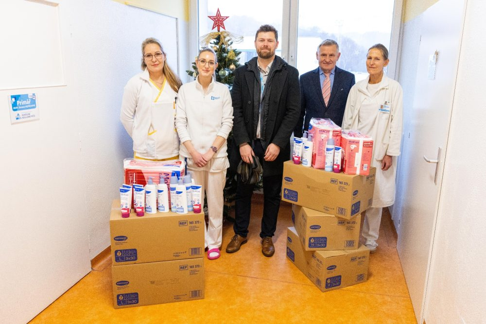 Starosta předal dar a popřál zdravotníkům.