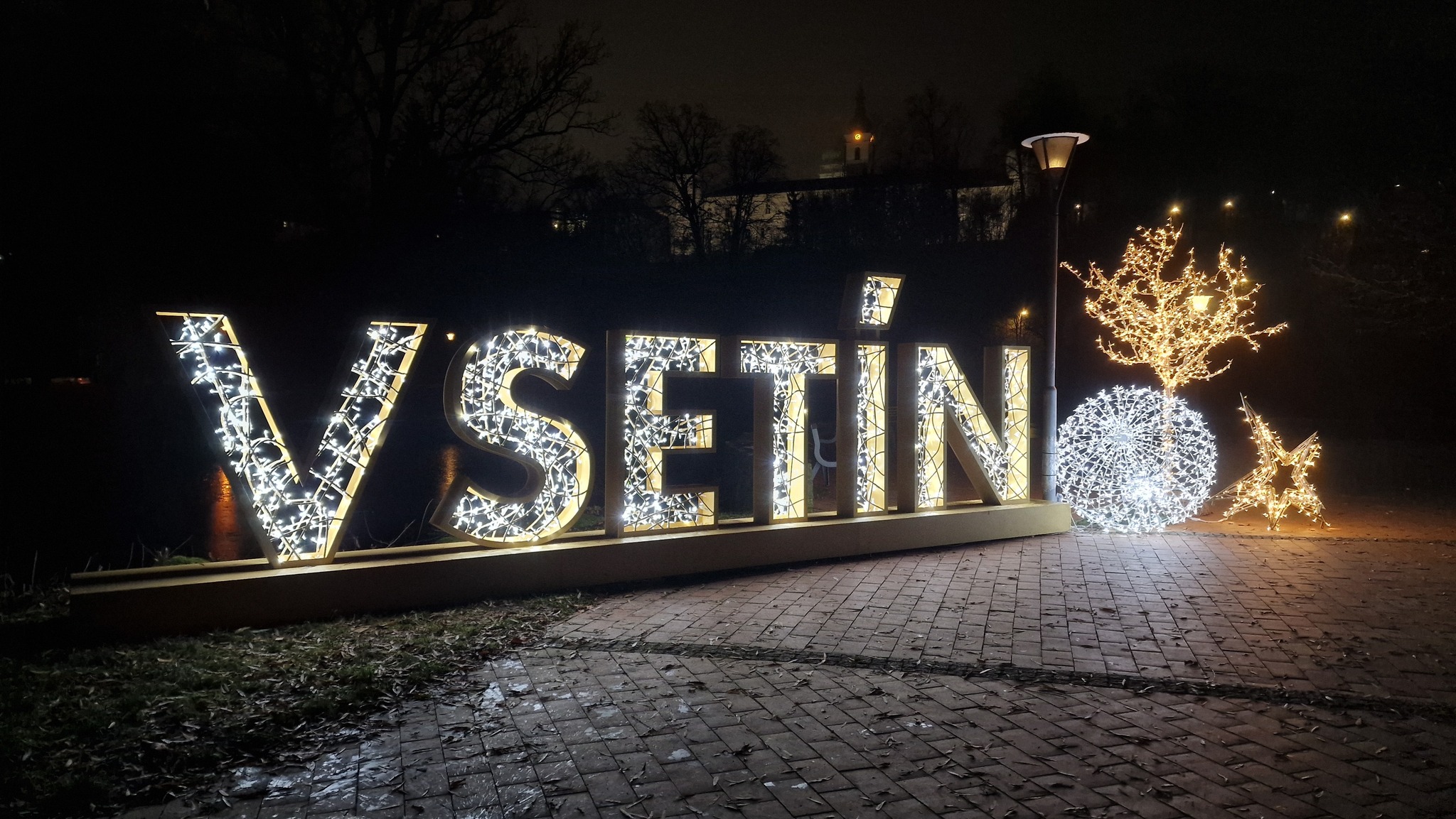 Vsetín řeší, kdy zhasnout světla: rozhodnou občané v anketě