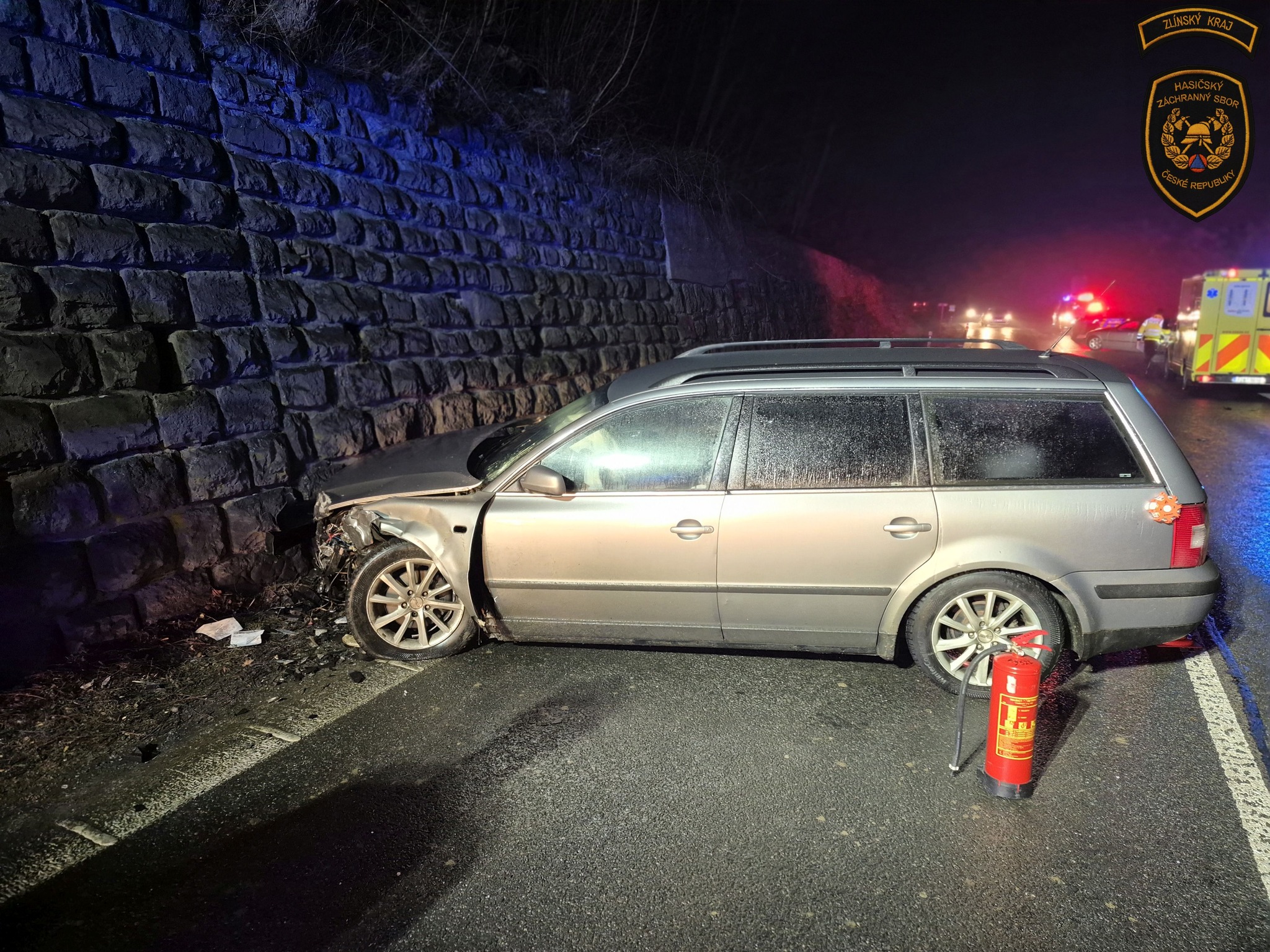 Hasiči vyjížděli během soboty k několika nehodám z důvodu kluzké vozovky.