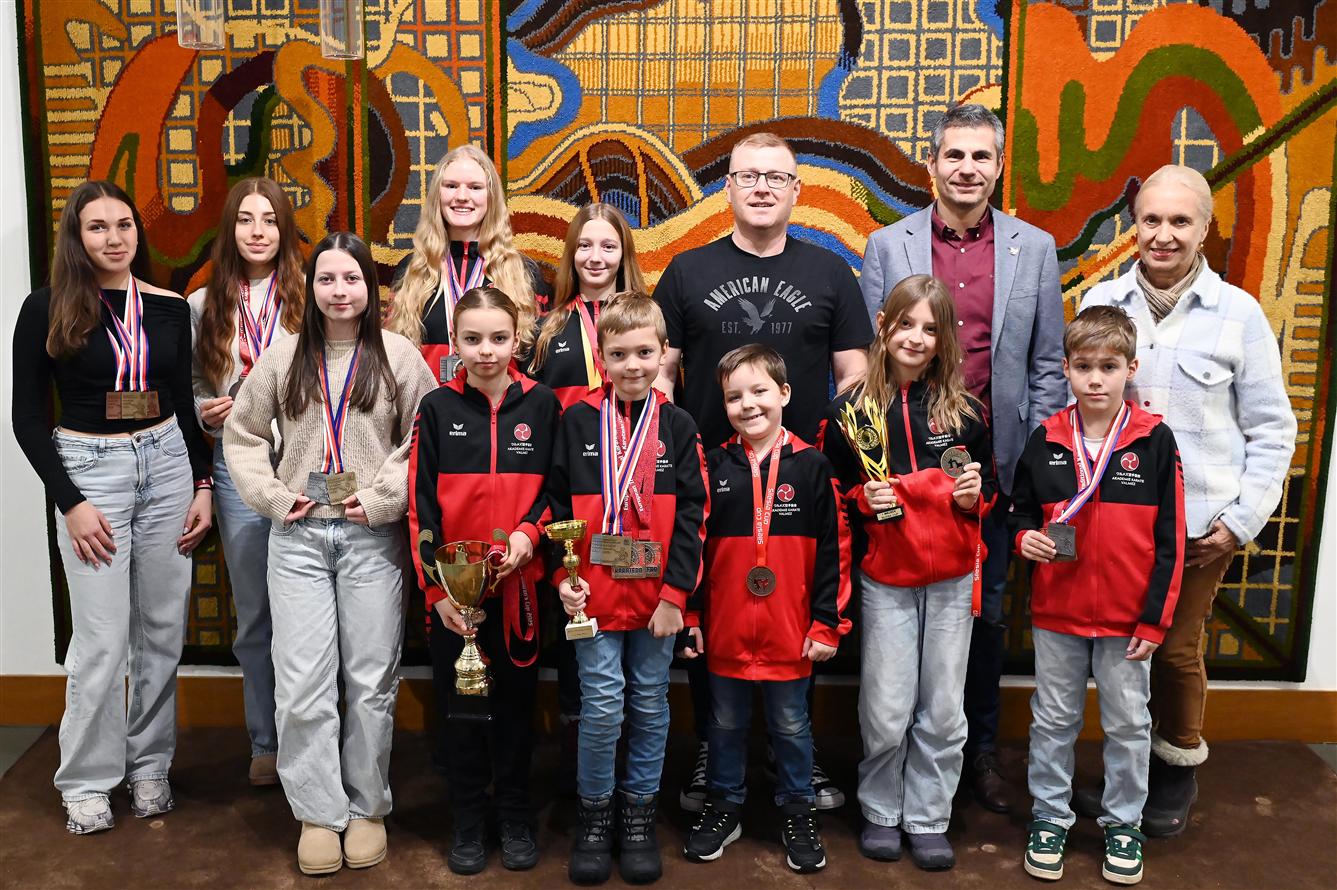 Mladé karatistky a karatisty z Akademie karate Valašské Meziříčí přivítali na radnici.