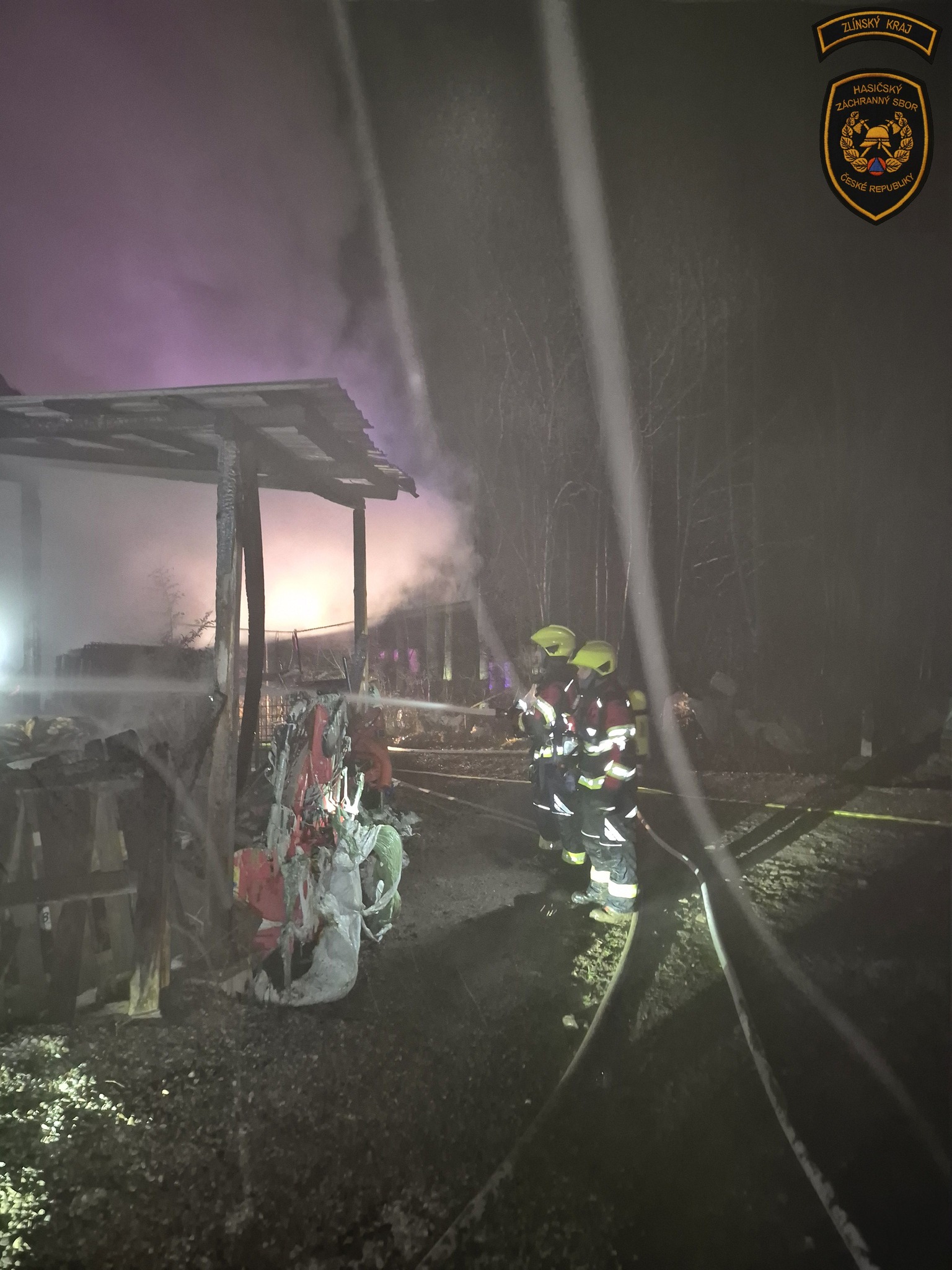 Ve Valašské Polance v neděli zasahovalo 9 jednotek hasičů. Zdroj: HZS Zlínského kraje