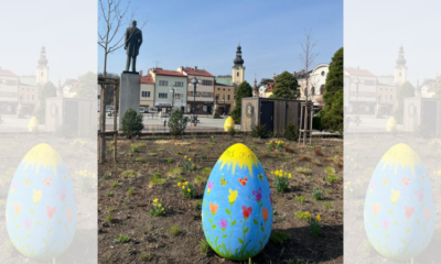 Náměstí v Rožnově zdobí 13 velkých velikonočních vajec